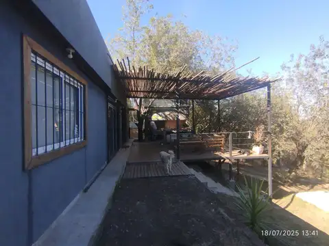 Casa de categoría 3 dorm. en suite, quincho, pileta y 700?m²