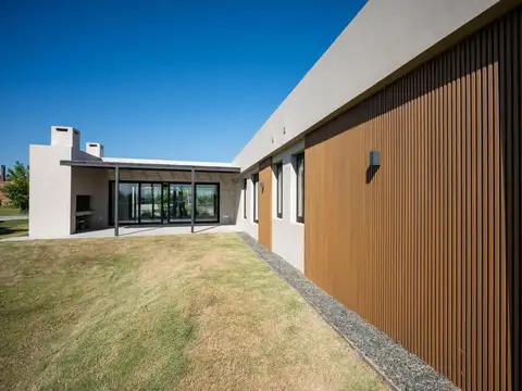 Casa en Alquiler con 2 cocheras