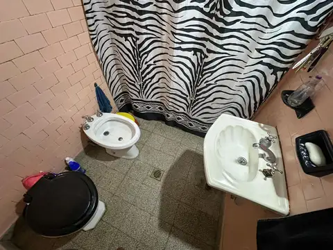 Casa de pasillo de 2 dormitorios más departamento de 1 dormitorio