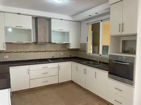 Casa 8 ambientes con 4 baños