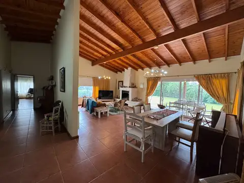 Casa en Venta con 3 cocheras