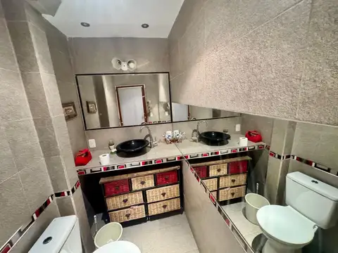 Casa 8 ambientes con 4 baños