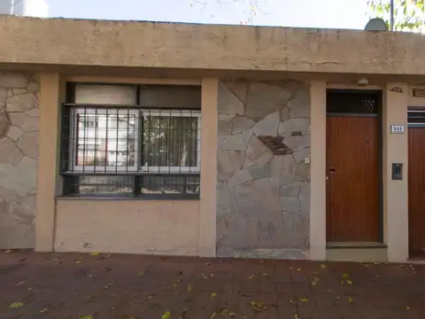 Lote con casa doble frente