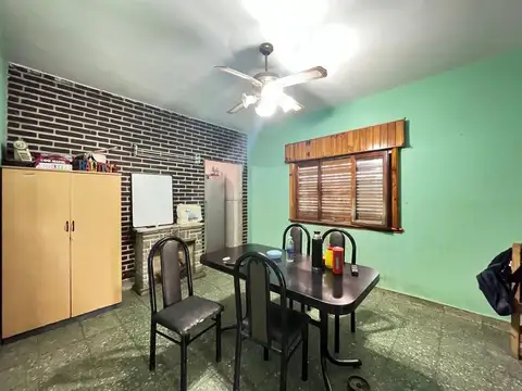 Casa 4 ambientes con 2 baños