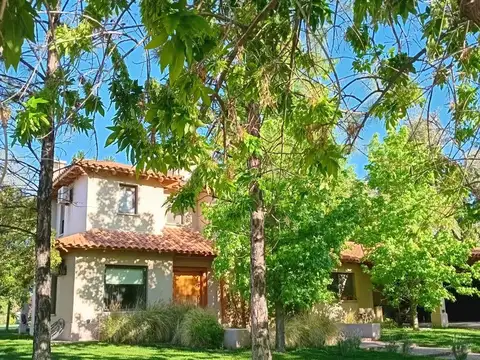 Venta casa en mendoza en la vacherie country golf