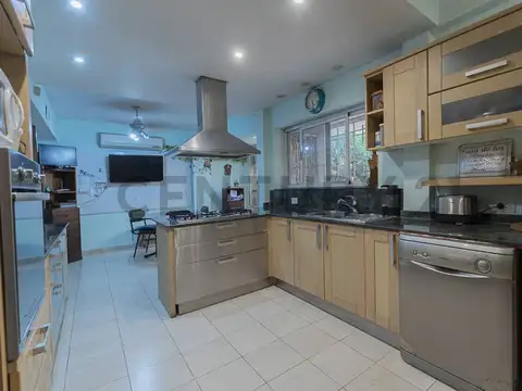 VENTA CASA 7 AMBIENTES CON PILETA Y JARDIN EN PARQUE CHACABUCO - ACEPTA PERMUTA