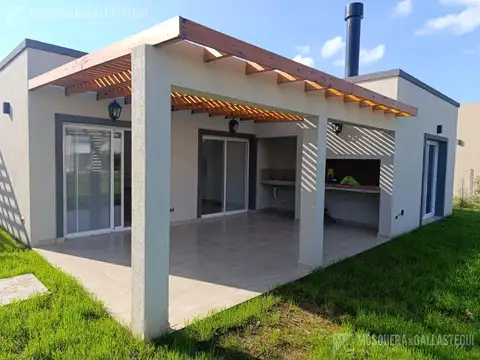 Casa 4 ambientes con 2 baños