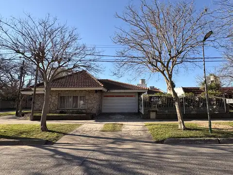 Casa Con Jardin Parquizado Y Galpon Esquina Apto Comercial. Zona 1 Funes