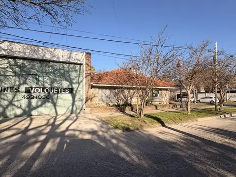 Casa en Alquiler con 2 cocheras