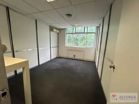 Oficina en 3er piso super luminosa con orientación Este y vista abierta