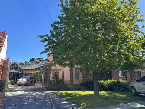 Casa en Alquiler con 6 cocheras
