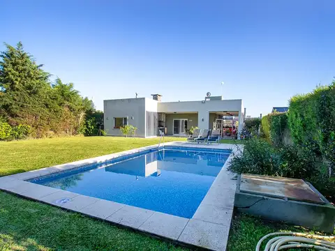 CASA EN VENTA UNA PLANTA CON PISCINA EN CANNING