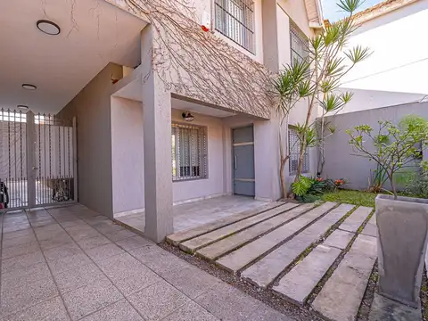 Casa 5 ambientes con 3 baños