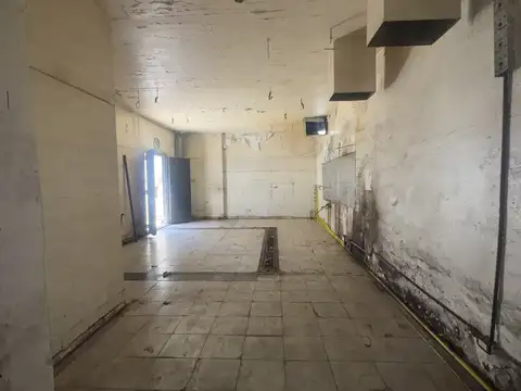 Local de 8.66x26 sobre importante Av.