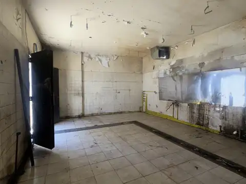 Local de 8.66x26 sobre importante Av.