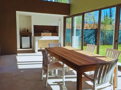 CASA EN VENTA 1 DORMITORIO FISHERTON