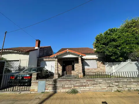 CASA 4 AMBIENTES CON FONDO Y COCHERA VILLA MAIPU.