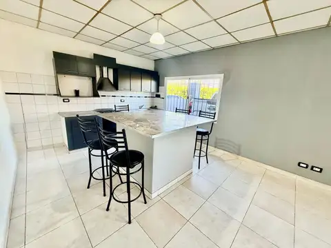 Casa 4 ambientes con 2 baños