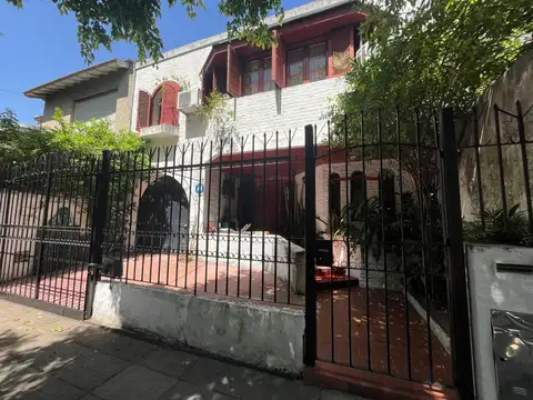 CASA 5 AMB. PILETA JARDIN COCHERA TERRENO PROPIO