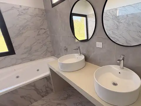Casa 4 ambientes con 3 baños