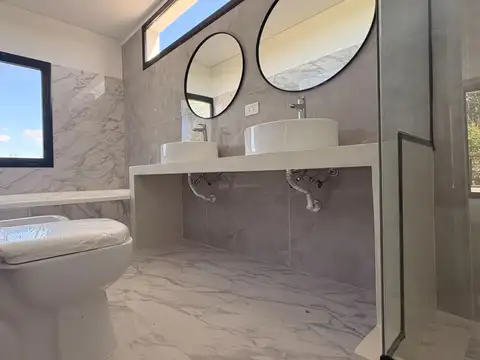 Avenida De Los Lagos