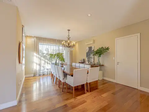 Casa en Venta con 4 cocheras