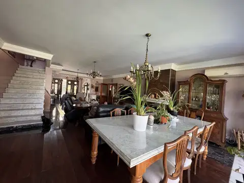 Casa en Venta con 6 cocheras