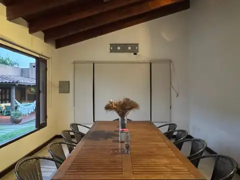 Casa 8 ambientes con 5 baños