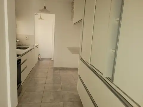 Alquiler departamento sobre Bv. Oroño. 2 dormitorios y cochera