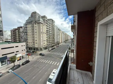 Departamento 4 ambientes con doble balcón a la calle reciclado, Zona Torreón - Av. Colón 1500