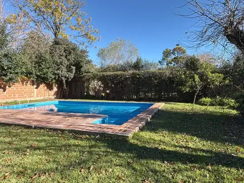 Casa QUINTA,  MUY BUEN ESTADO, APTA CREDITO. EN DOS PLANTAS , 4 AMBIENTES , QUINCHO, COCHERAS.