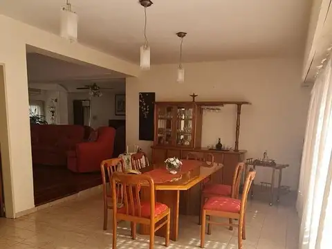 Casa 5 ambientes con 3 baños
