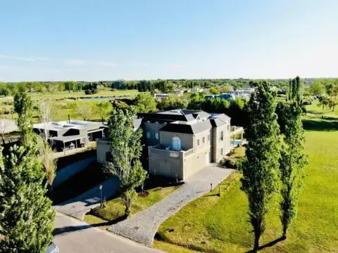 Casa en venta - 5 Dormitorios 9 Baños - Pilar