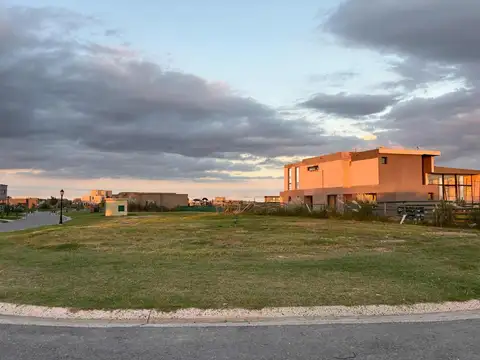 Hermoso Lote en esquina con Laguna