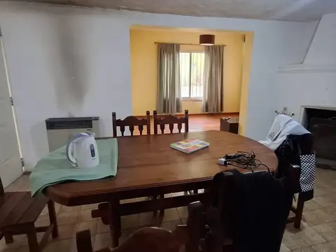 Casa 8 ambientes con 2 baños