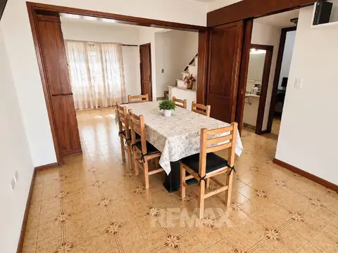 Casa 8 ambientes con 3 baños