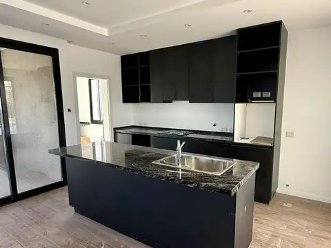 Casa en Alquiler con 3 cocheras