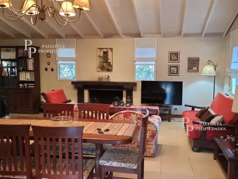 Casa 4 ambientes con 2 baños