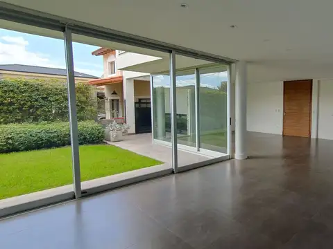 Venta hermosa casa en  Barrio Dalvian 