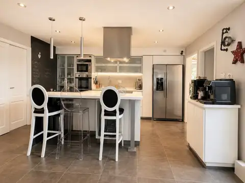 Casa 8 ambientes con 3 baños