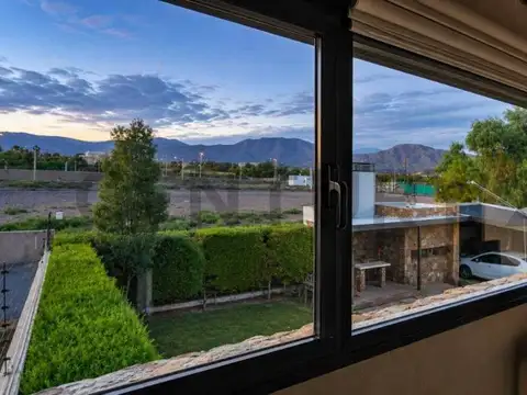 Casa 6 ambientes con 2 baños