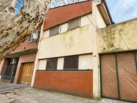 PH 3 Ambientes al Frente con Patio | 70 m² | A 30 m de Av. Hipolito Yrigoyen