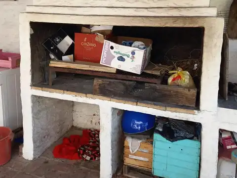 CASA AMPLIA CON COCHERA, PILETA MUY LUMINOSA