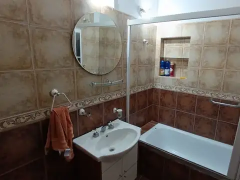 Venta casa 2 habitaciones con quincho y jardín