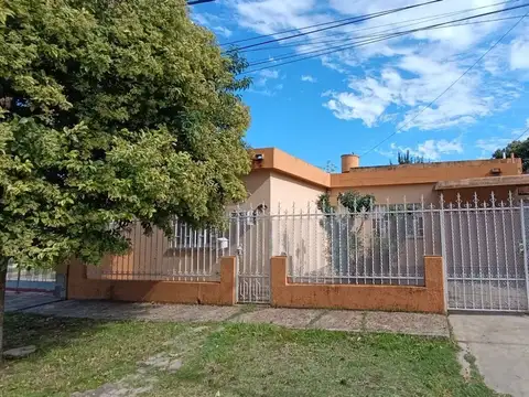Venta casa 2 habitaciones con quincho y jardín