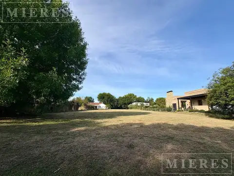 Lote de 1010m² en venta en Los Alcanfores, Pilar