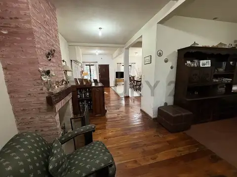 Casa en Venta con 2 cocheras