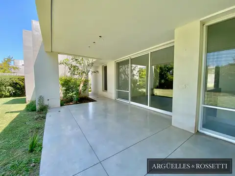 Casa 4 ambientes con 3 baños