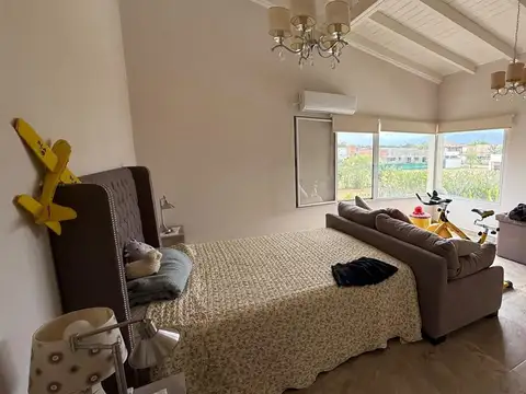 Casa en Venta con 3 cocheras