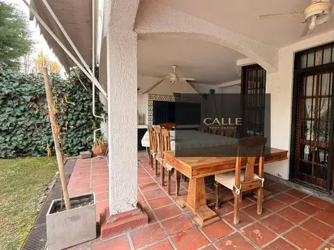 Casa en Alquiler con 1 cochera